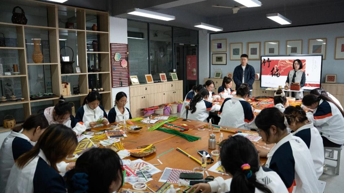 为非遗“添彩”，为青春“赋能”：江苏建院的文化育人新实践
